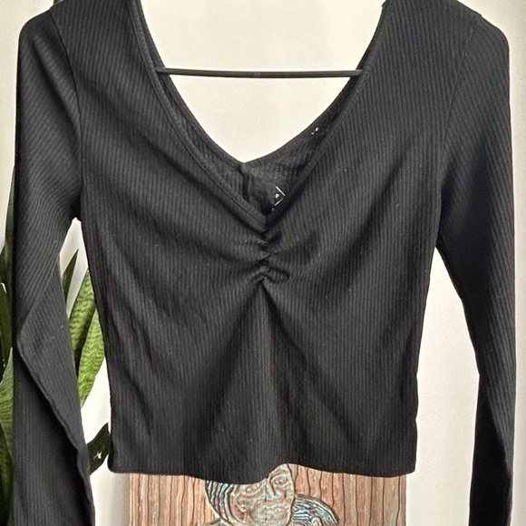 PacSun black V-neck long sleeve ruched top - Picture 2 of 3